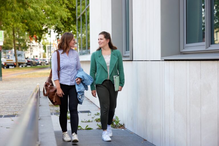 Buiten pratend na het werk