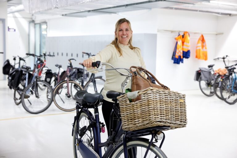 Vrouw In Fietsenstalling